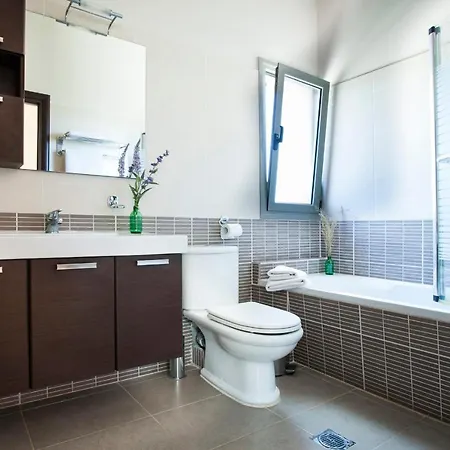 Villa Skala Sleeps 6 Pool Wifi *