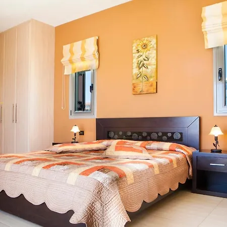Villa Skala Sleeps 6 Pool Wifi *