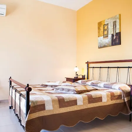 Villa Skala Sleeps 6 Pool Wifi